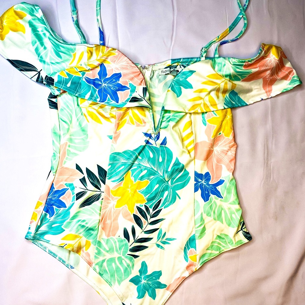 Fashion Nova- Tropical flutter Bodysuit